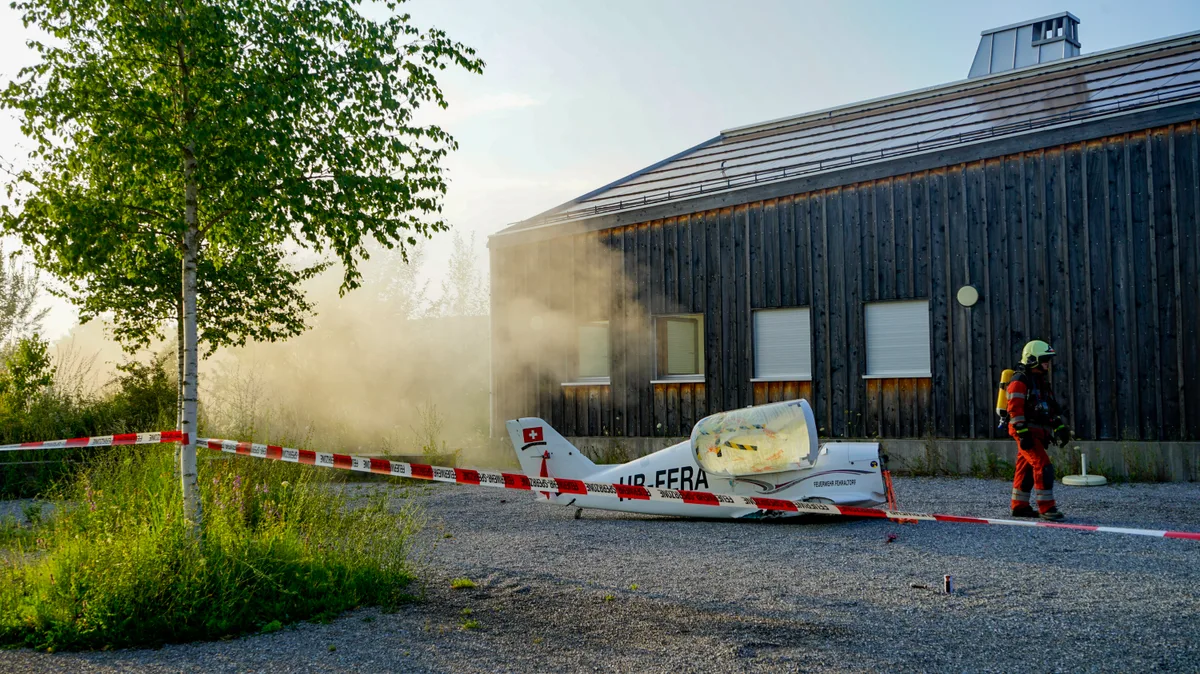 Ein abgestürztes Flugzeug, Rauchentwicklung, verletzte Personen: Ein Szenario, das nicht unmöglich ist. Man sieht ein Platz mit Rauch und einem abgestürtzten Flugzeug.